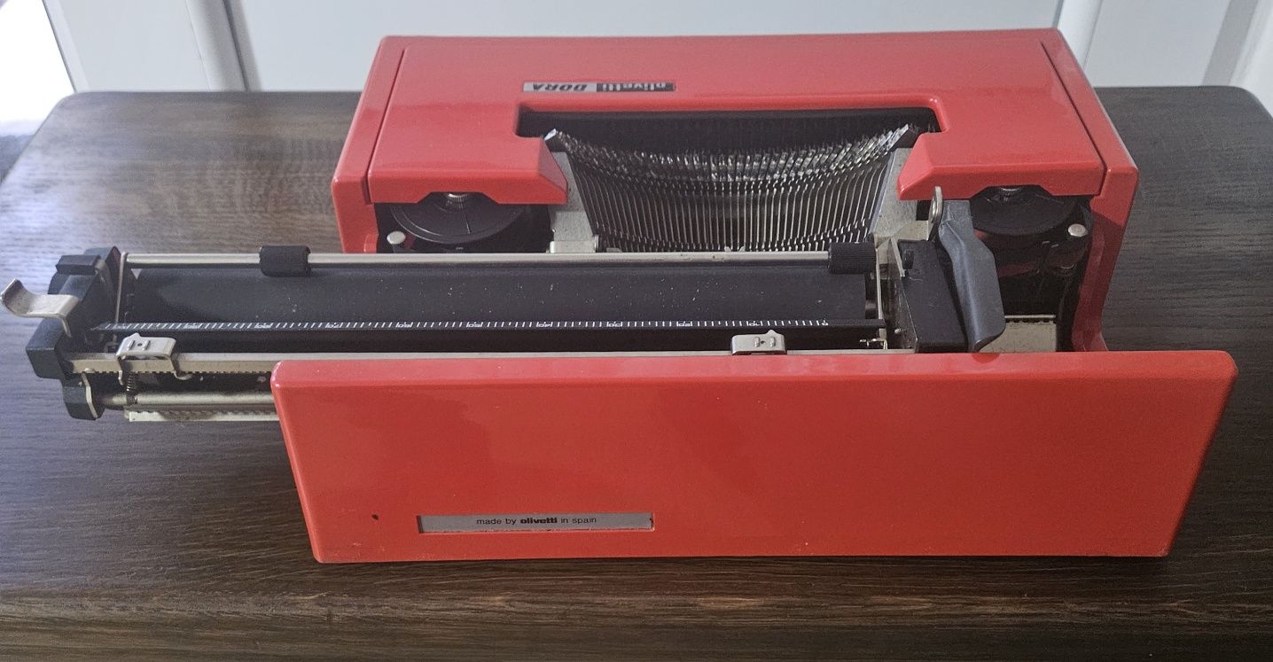 Mașină de scris portabilă OLIVETTI Dora Red,vintage, rară,de colecție