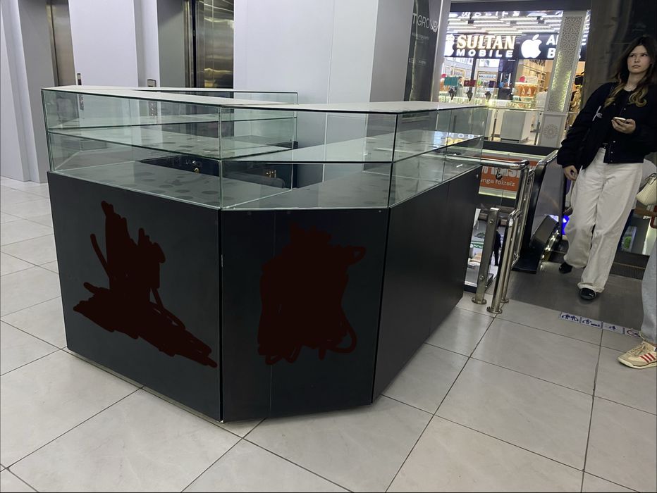 Tayyor Mebel (Vitrina) xech qayerida singan joyi yoq