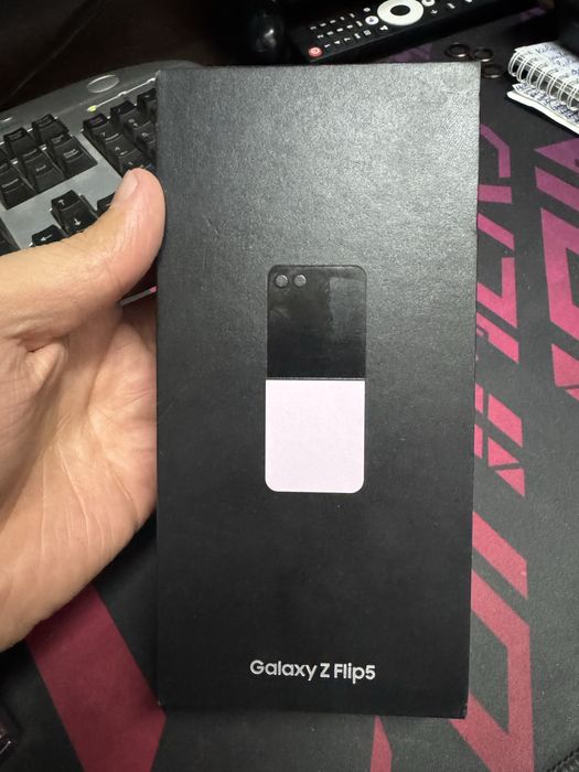 Samsung Galaxy Z Flip5……………