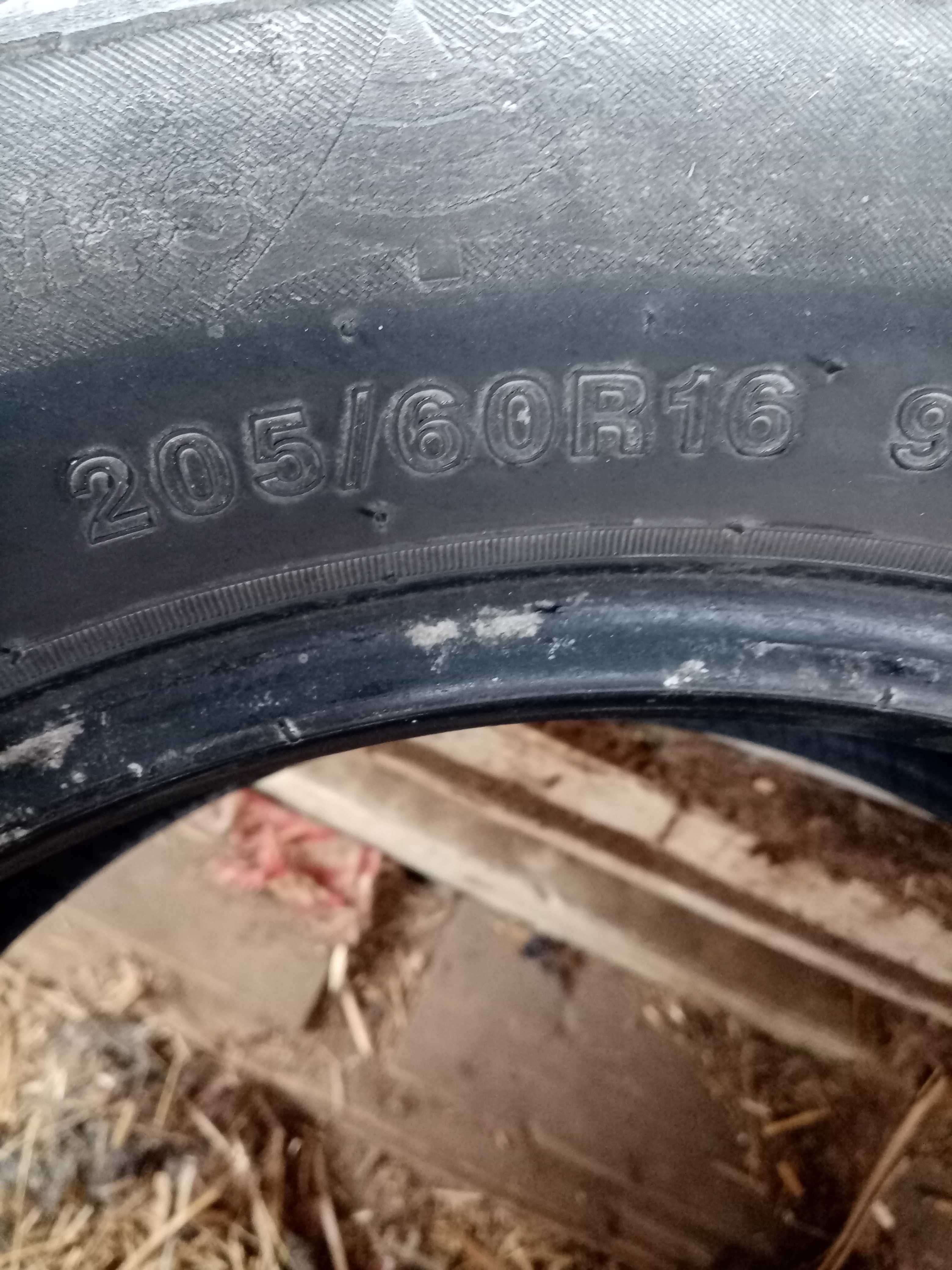 гуми 205/60 R16, 4 броя, много добро състояние.