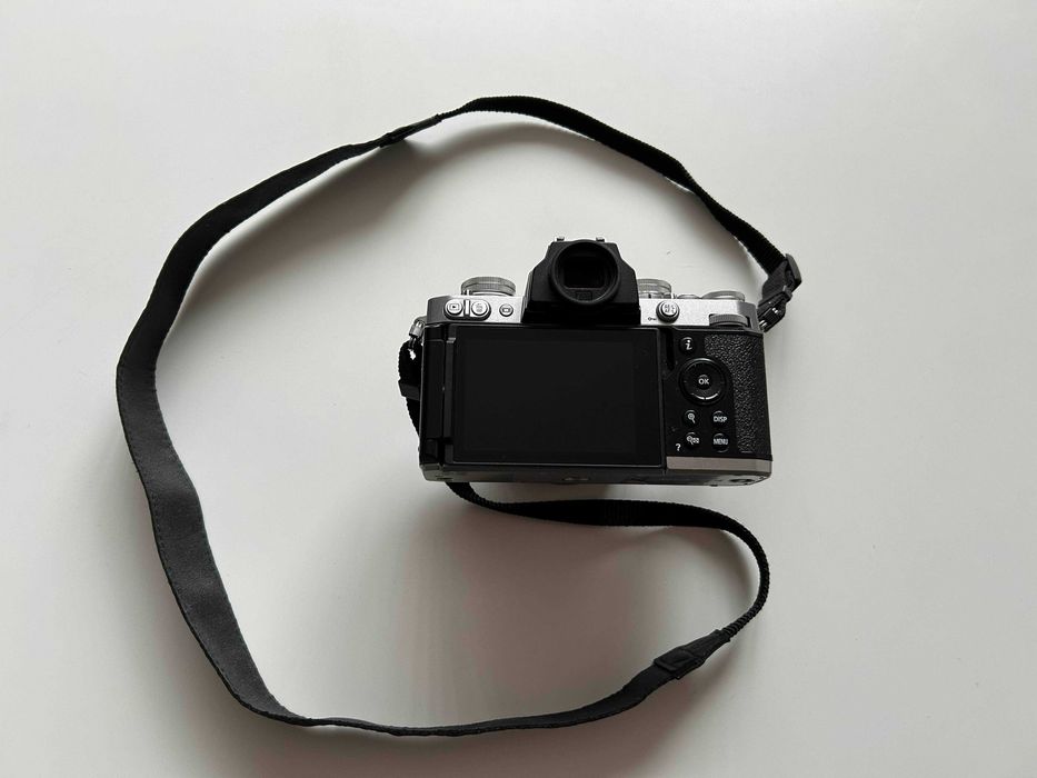Продавам Nikon Z Fc с обектив Nikon DX 16-50mm