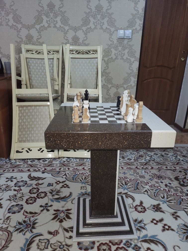 Продам столик шахматный