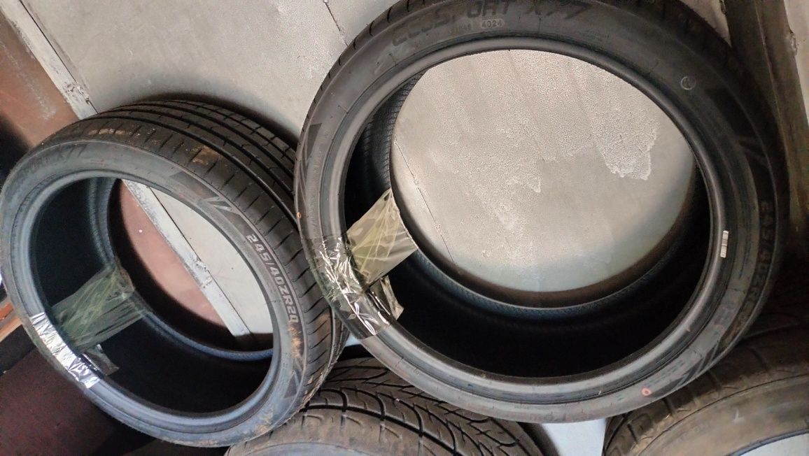 Продам комплект шин 245/40 R20