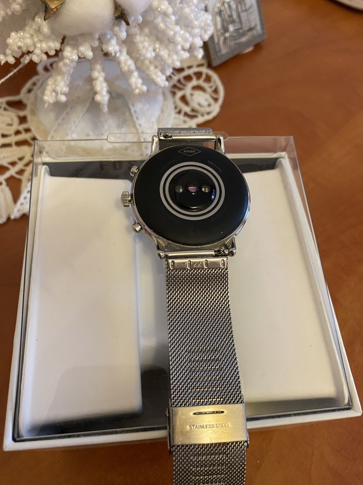 Ceas Fossil Gen 5 Smartwatch Julianna, forma rotunda, bicolor