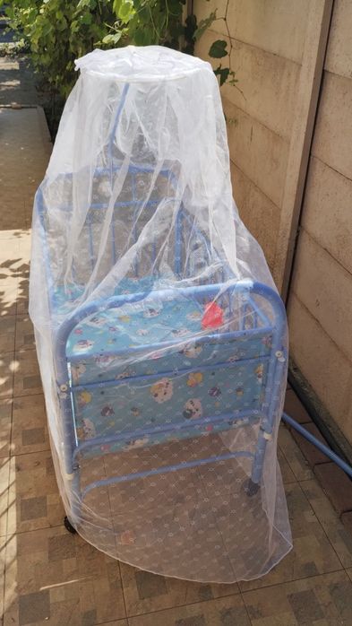 Vand pătuț nu a fost folosit deloc încă are folia pe laterale ,