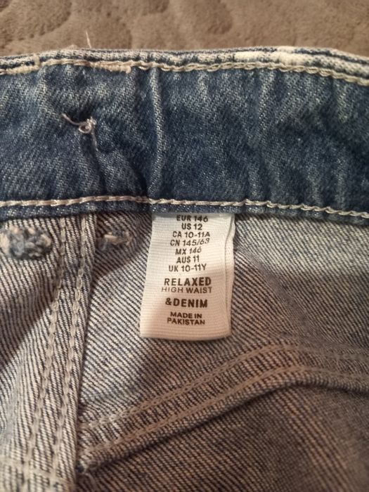 Blugi rupți în genunchi