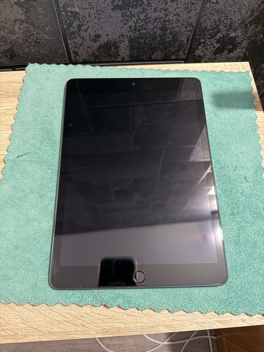 Vând iPad 7th gen 2019 32gb stare bună, cadou pix+ huse + folie