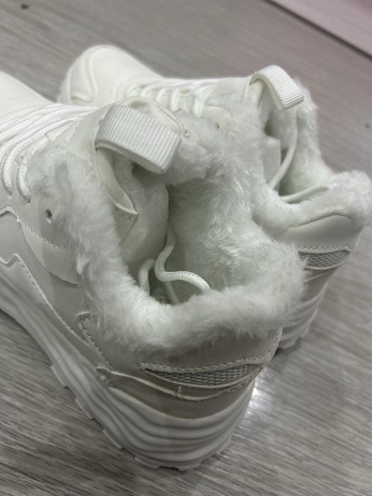 НОВИ топли бели маратонки