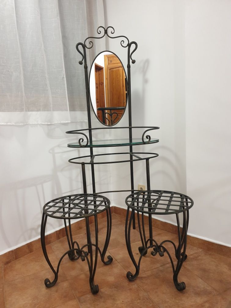 Тоалетка със стъклена основа, огледало и две табуретки от ковано желяз