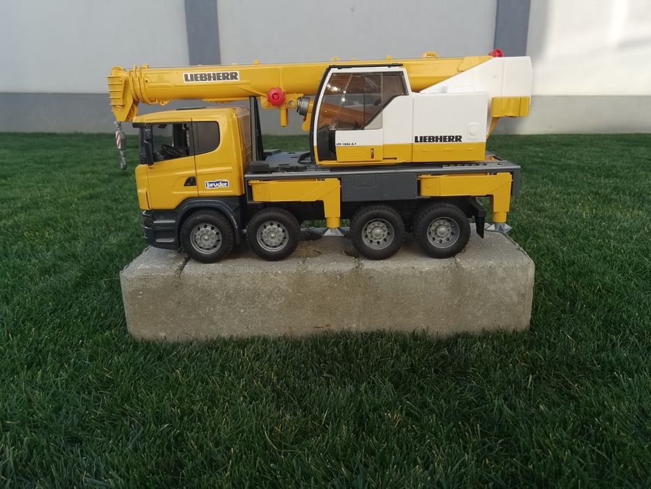 Macara Liebherr-Camion Scania