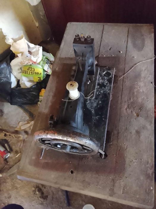 Vând mașină de cusut