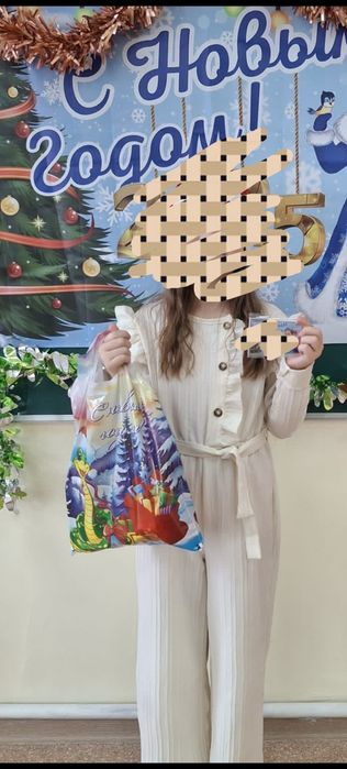 Комбез пару раз одели на елки. 8-9 лет