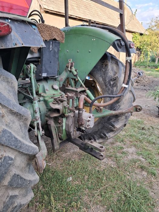 Tractor John deere cu încărcător frontal