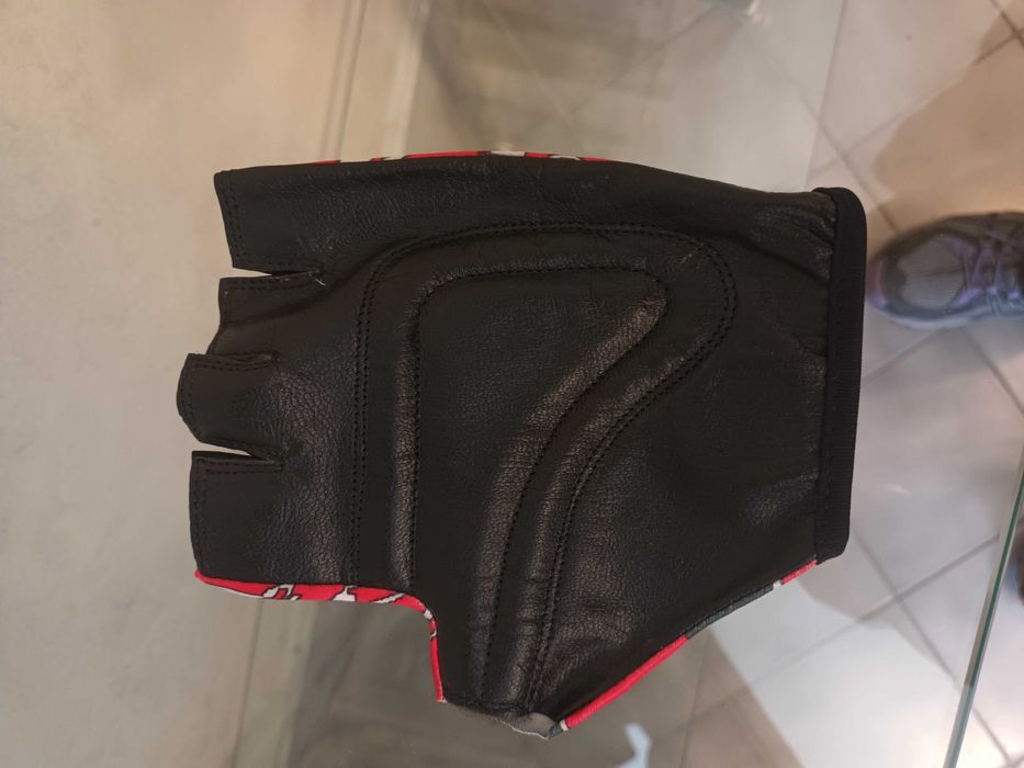 Продавам спортни  ръкавици  за  фитнес  и колелата и за моторите