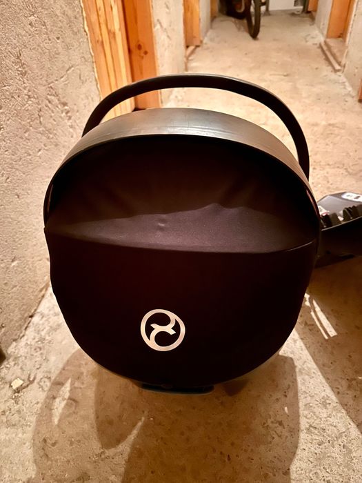 Продавам столче за кола Cybex Aton + Isofix база