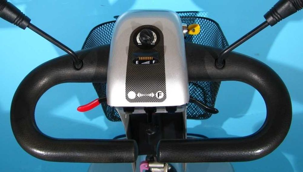 Scuter electric batrani/invalizi Shoprider