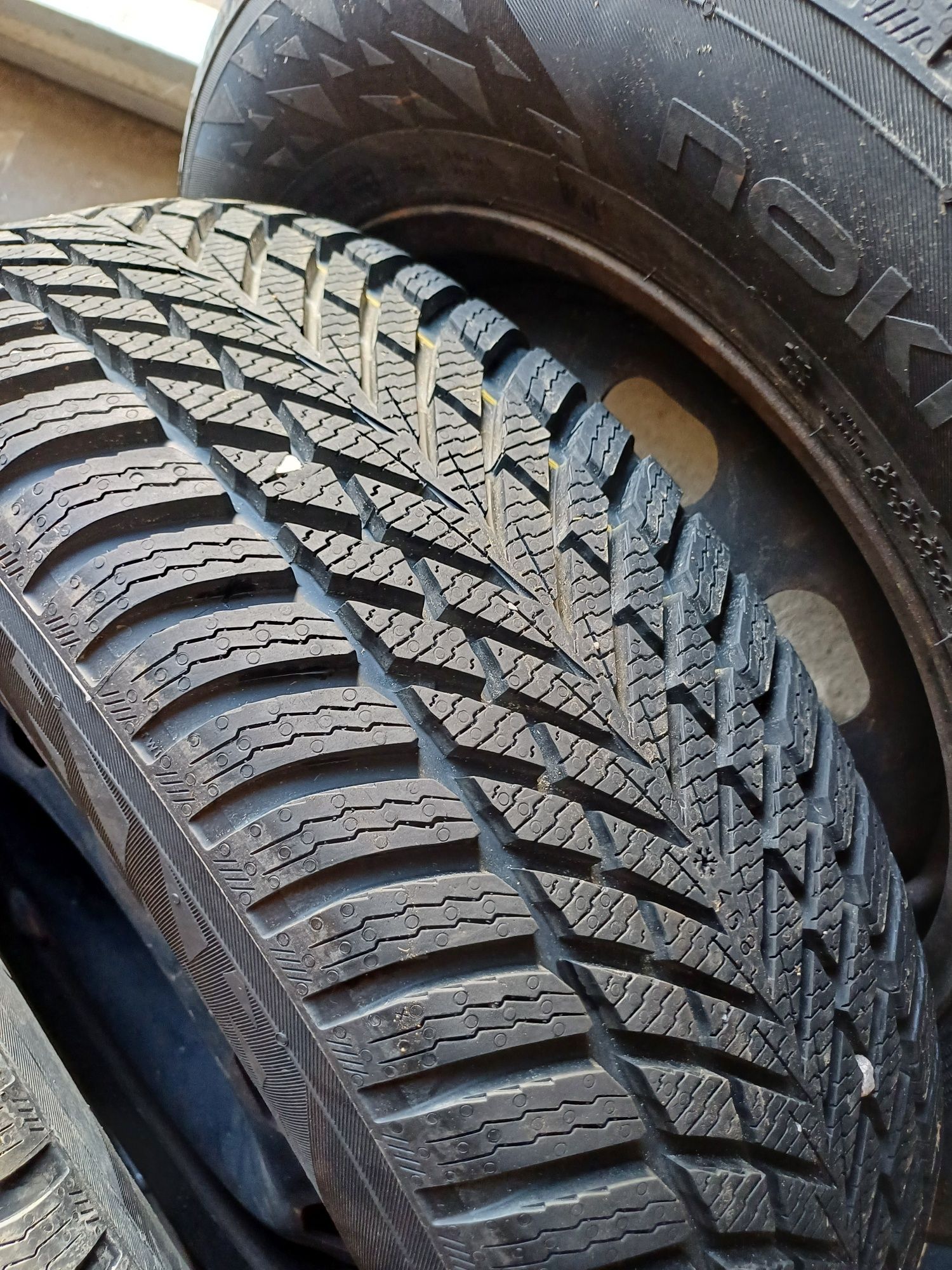 4+1 anvelope(cu tot cu jante Golf 4) iarna noi Nokian Snowproof 2
