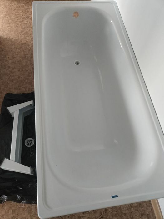 Продается новая ванна с ножками 170/70