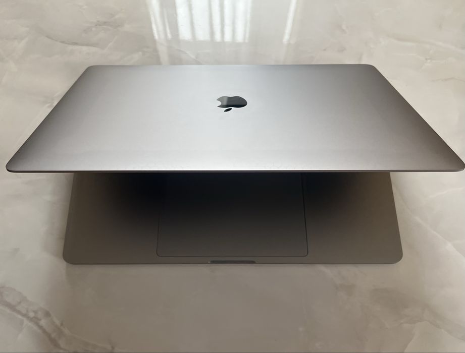 MacBook Pro 16-inch – Core i9, 64GB RAM, stare excelentă