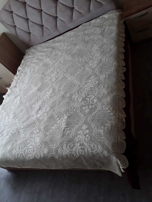 Плетена покривка на една кука