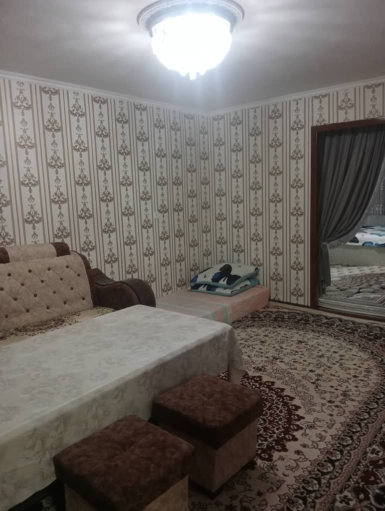 Метро Б.И.Й возле выхода из метро, ориентир гастроном Светлана