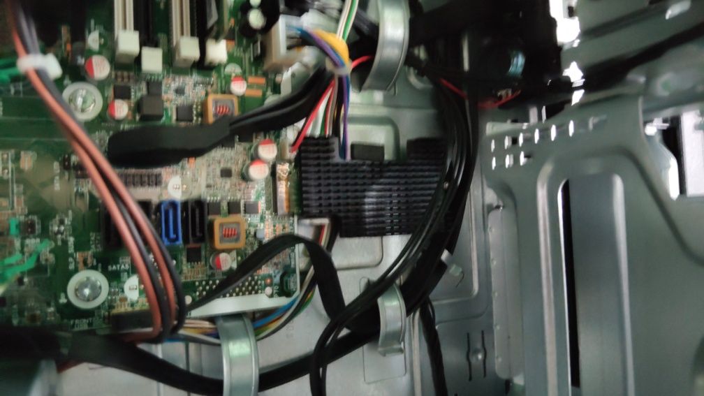 Продавам компютър Hp z240 sff workstation