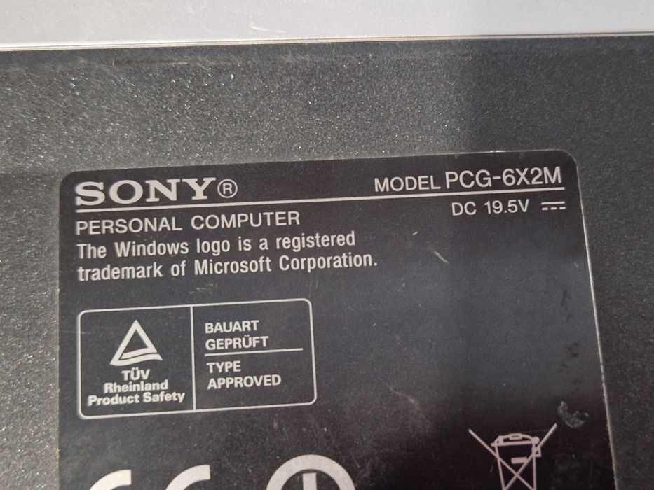 Laptop Sony PCG 6X2M cu două pete pe display