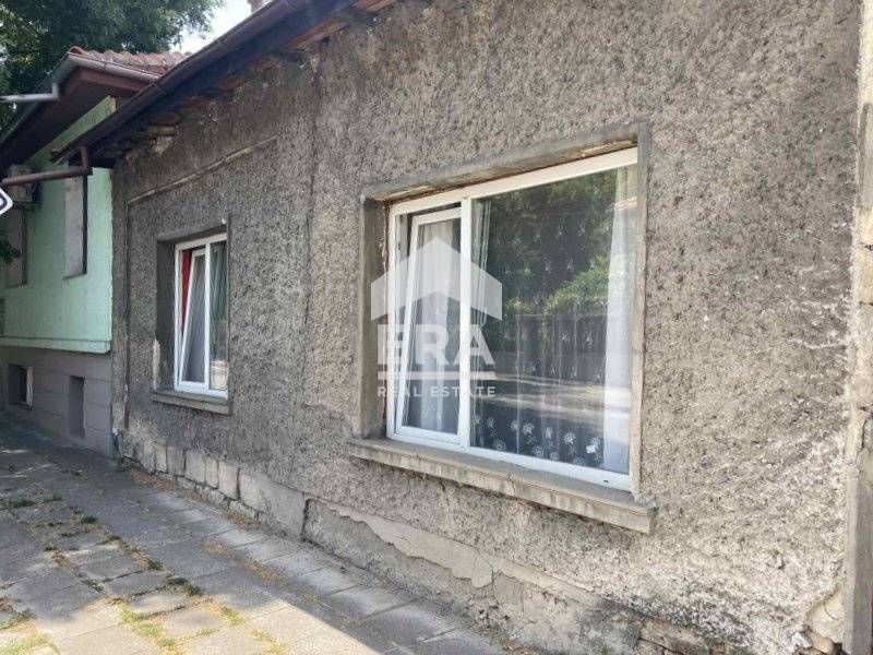 Eксклузивна едноетажна къща за продажба с лице на главна улица, гр. Пр
