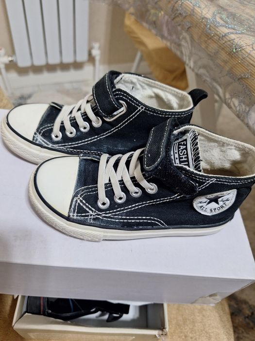 Продам детские ботинки