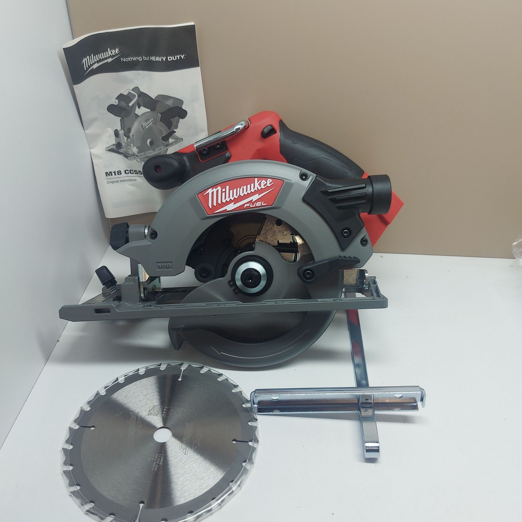 Акумулаторен безчетков циркуляр Milwaukee M18 CCS55-0