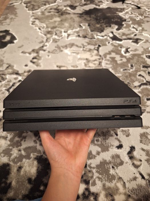 Vând PlasyStation 4 PRO 1TB