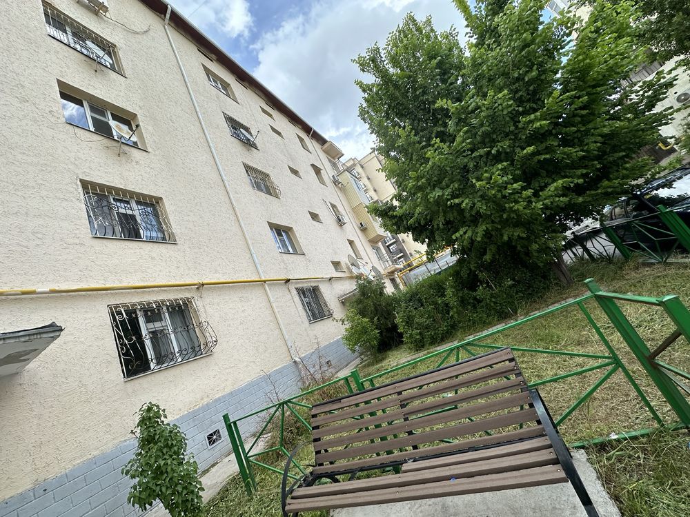 Продается 2-комн. квартира, мкр Нурсат (с подвал. помещением)
