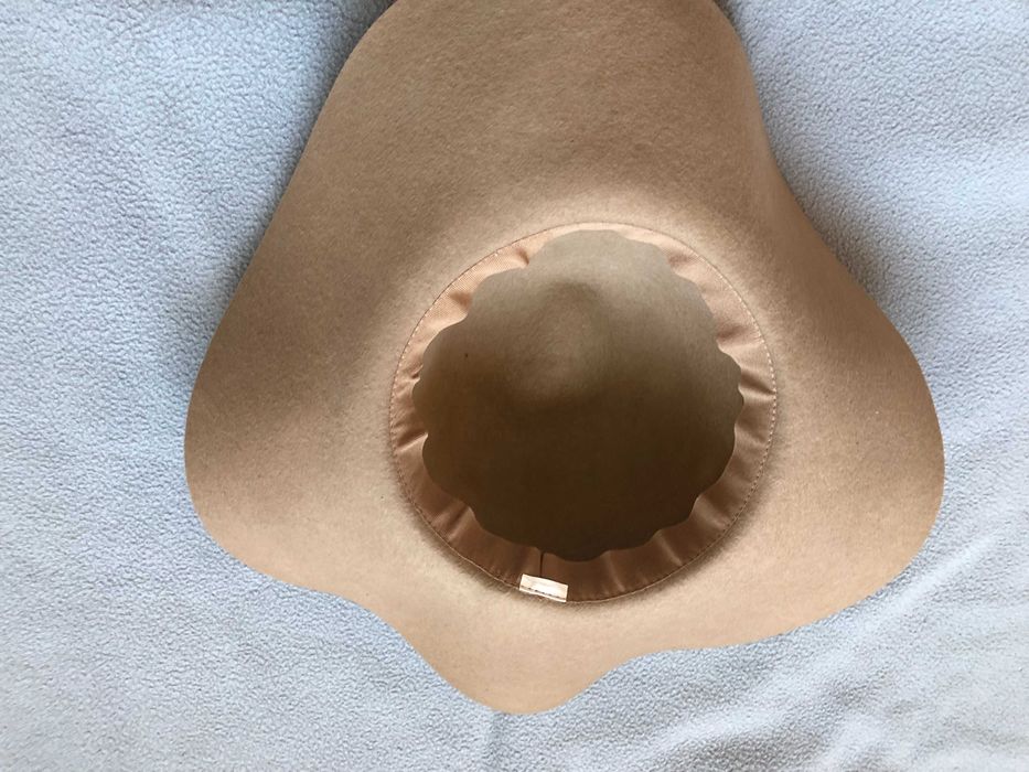 Пролетна Красива дамска бежова шапка с периферия