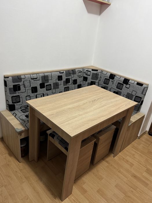 Vând colțar de bucătărie cu masă și 2 scaune