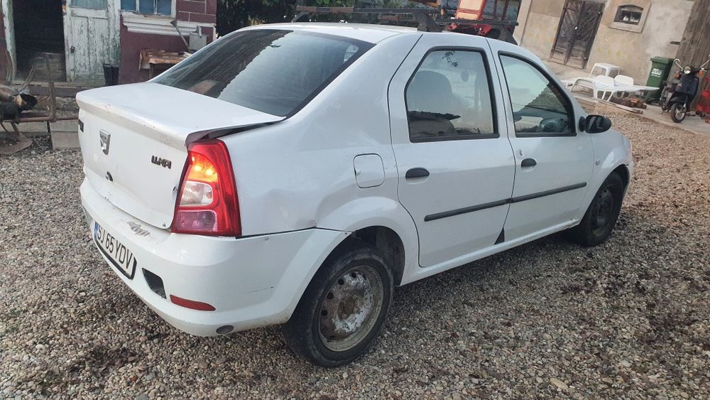 vand sau dezmembrez dacia logan