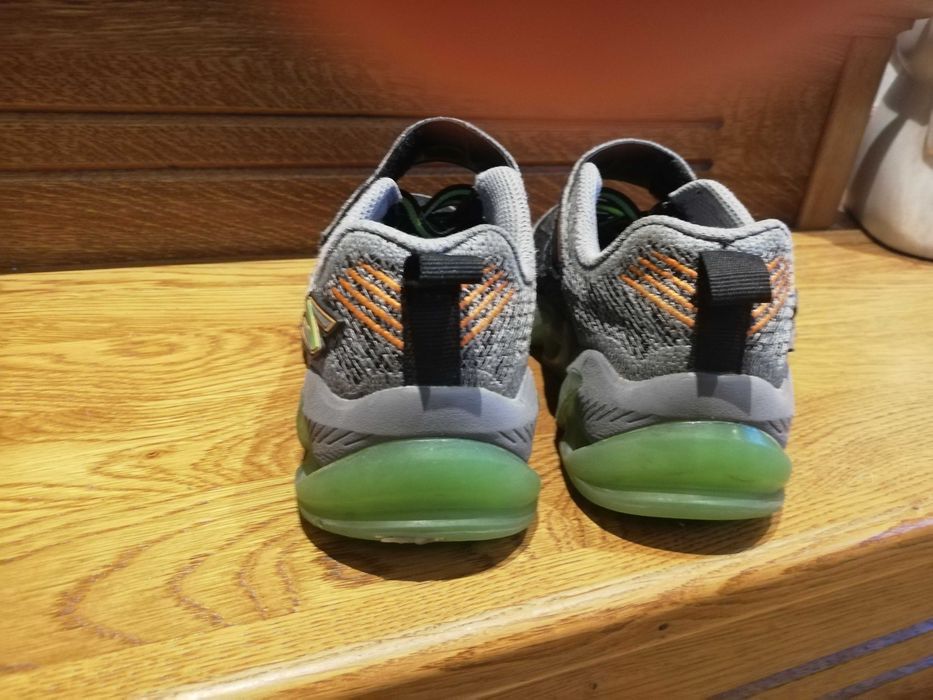 Adidasi Skechers, cu lumini, marimea29, au 18,5cm interior