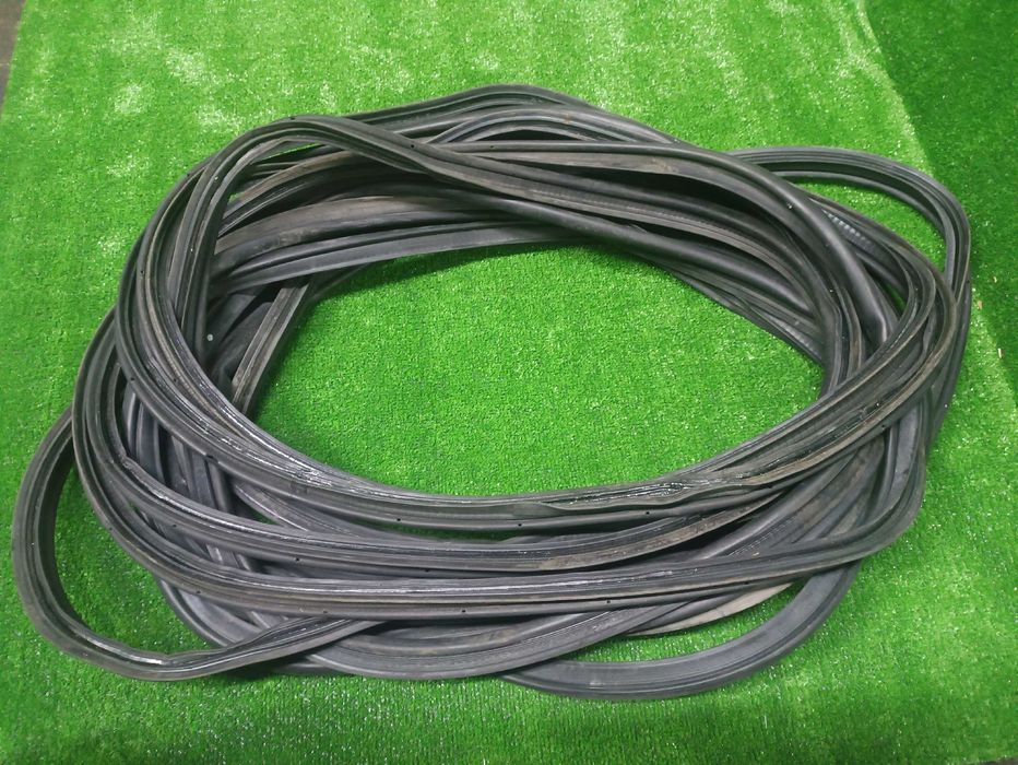 Оригинальный уплотнитель багажника от Toyota Camry 40