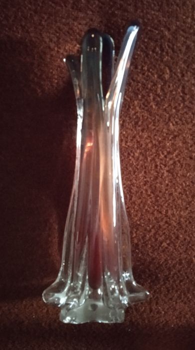 Ваза - цветной хрусталь бордового цвета