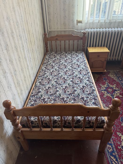 Дървено легло с матрак