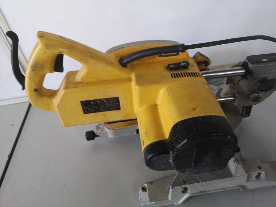 Циркуляр пендула - Dewalt 1200W / 216mm