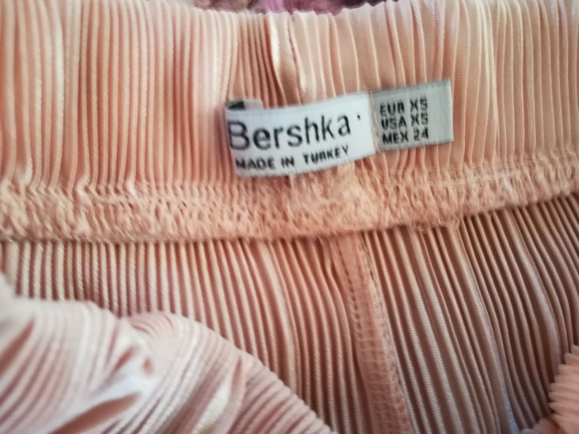 Pantaloni Bershka mărimea XS, purtati o data impecabili