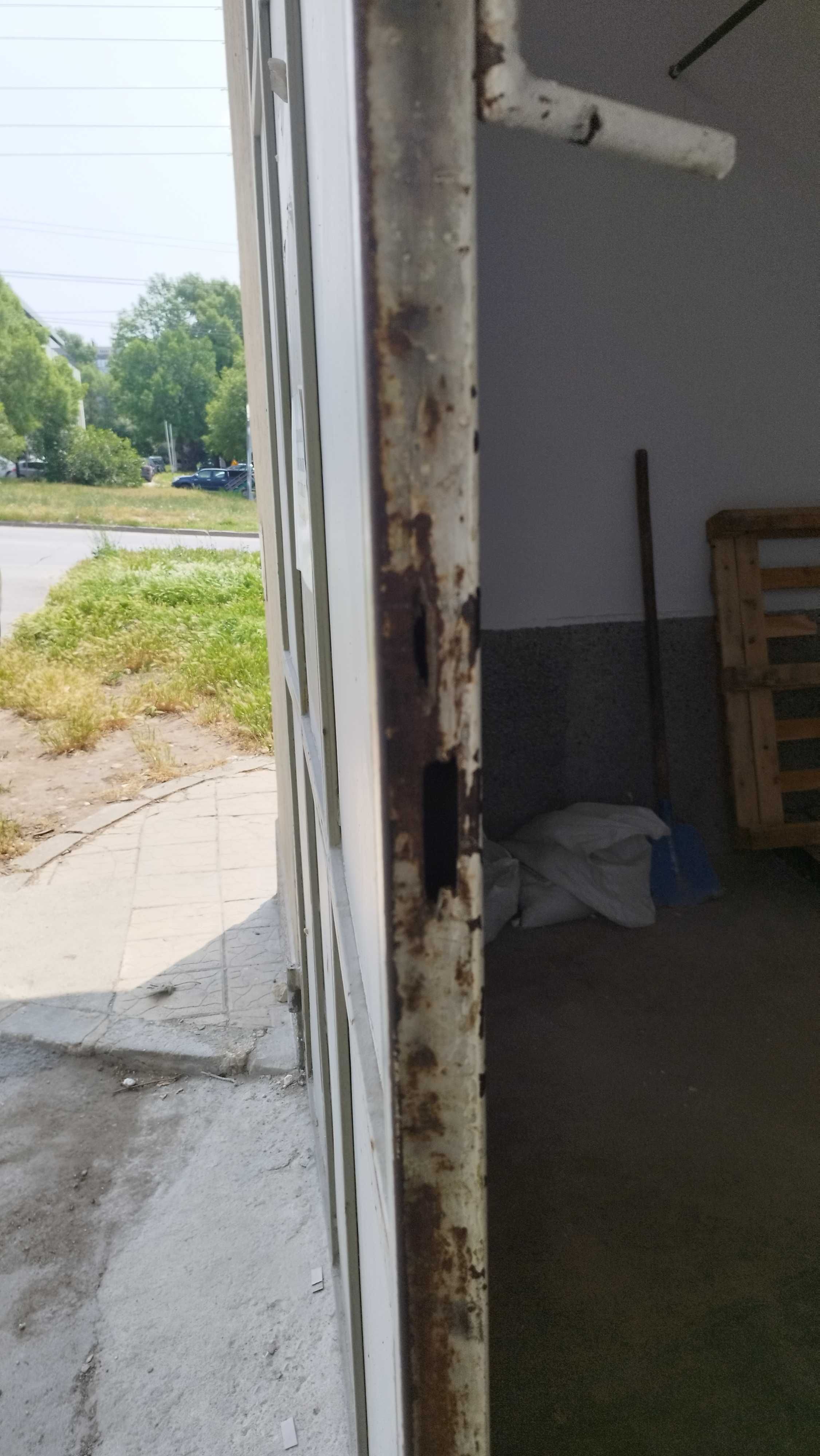 Метални врати двукрили