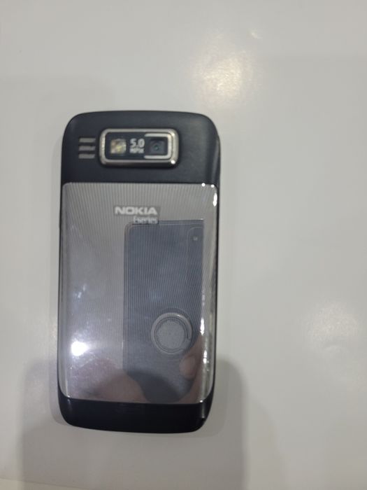 Nokia E72 și husa piele naturala originala