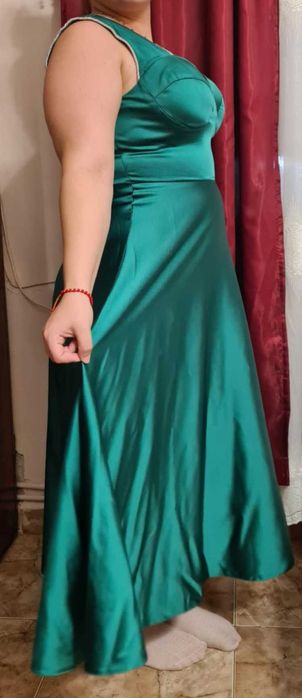 Красива зелена рокля !