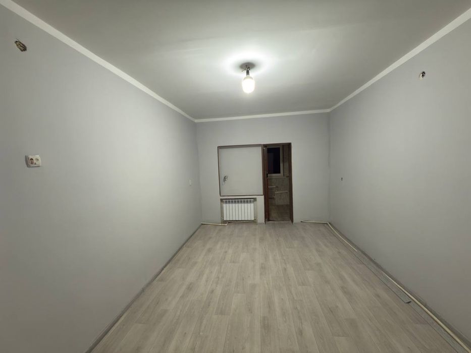 Шахар марказида жойлашган  3 хонали гиштли квартира сотилади.