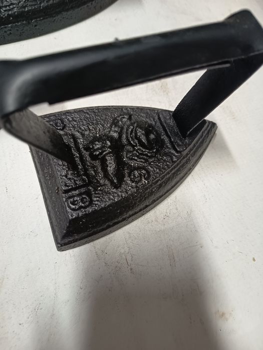 Fier de călcat vechi