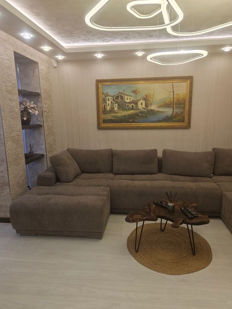 Дава се под наем Тристаен апартамент в Варна, Бриз - 100 кв.м за 1450 € - Снимка #11