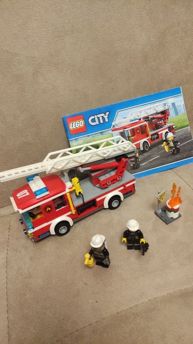 LEGO® City 60107 - Пожарникарски камион със стълба