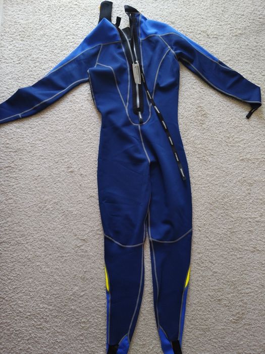 Vând costume scuba diving diverse mărimi și culori