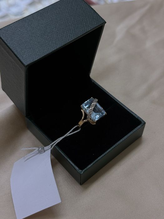 Золотое кольцо с фианитами